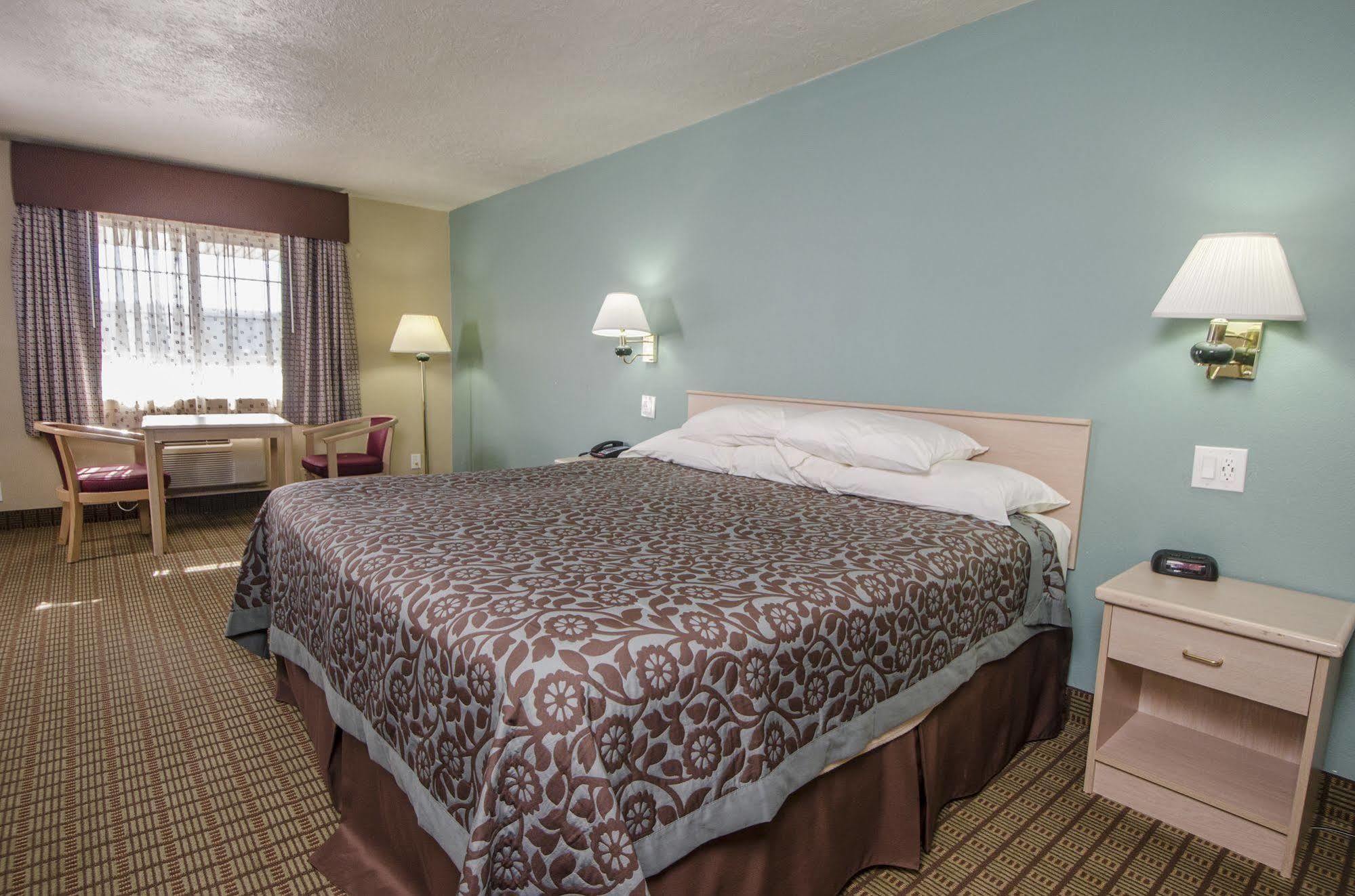 Days Inn By Wyndham Portland Central Exterior photo